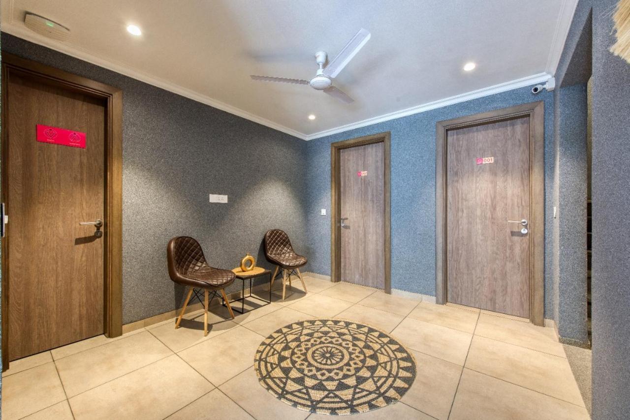 Rosastays Gurugram Golf Course Gurgaon Exteriör bild